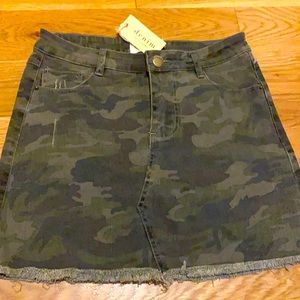 SOLD ❌❌NWT Denim by Ellison Camo jean skirt- small